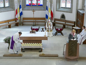 Allerseelen mit Segnung der Gräber auf dem Friedhof in Naumburg (© Karl-Franz Thiede)